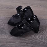 صورة حذاء أسود منقط للأطفال