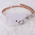 صورة حقيبة بيضاء على شكل حزام نسائي (مع طباعة الاسم)