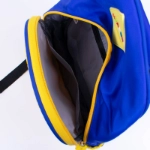 صورة حقيبة مدرسة زرقاء مع تركيب حجم صغير