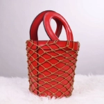 صورة حقيبة يد حمراء مشبكة نسائي