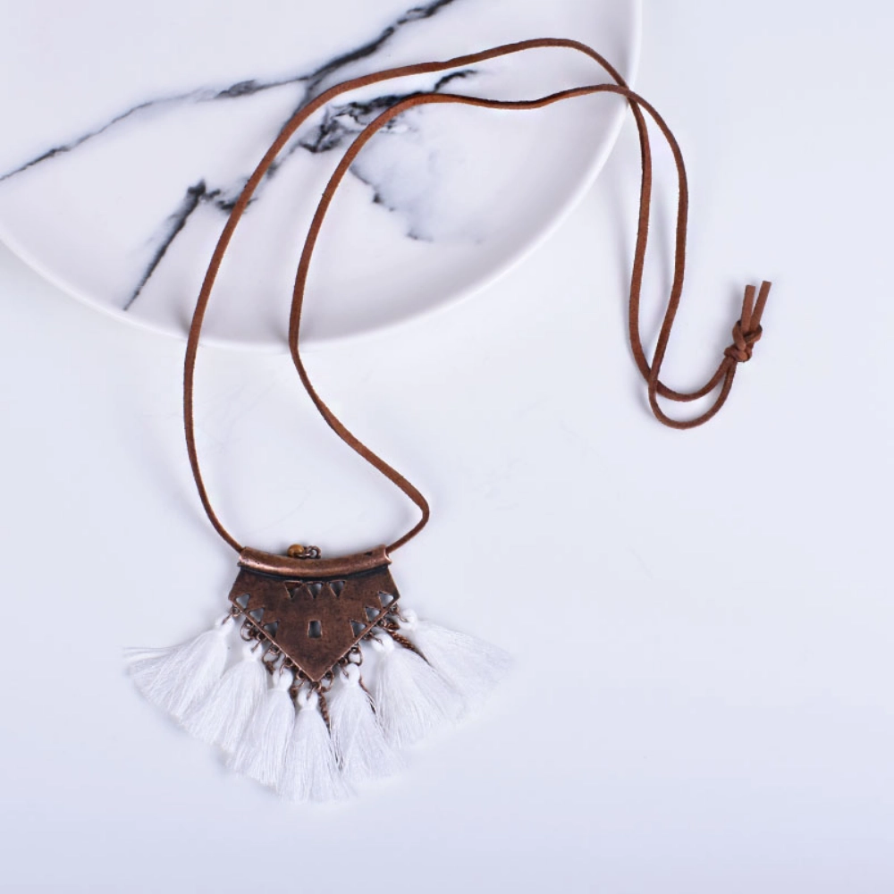 Picture of Light Necklace with White Karkousha