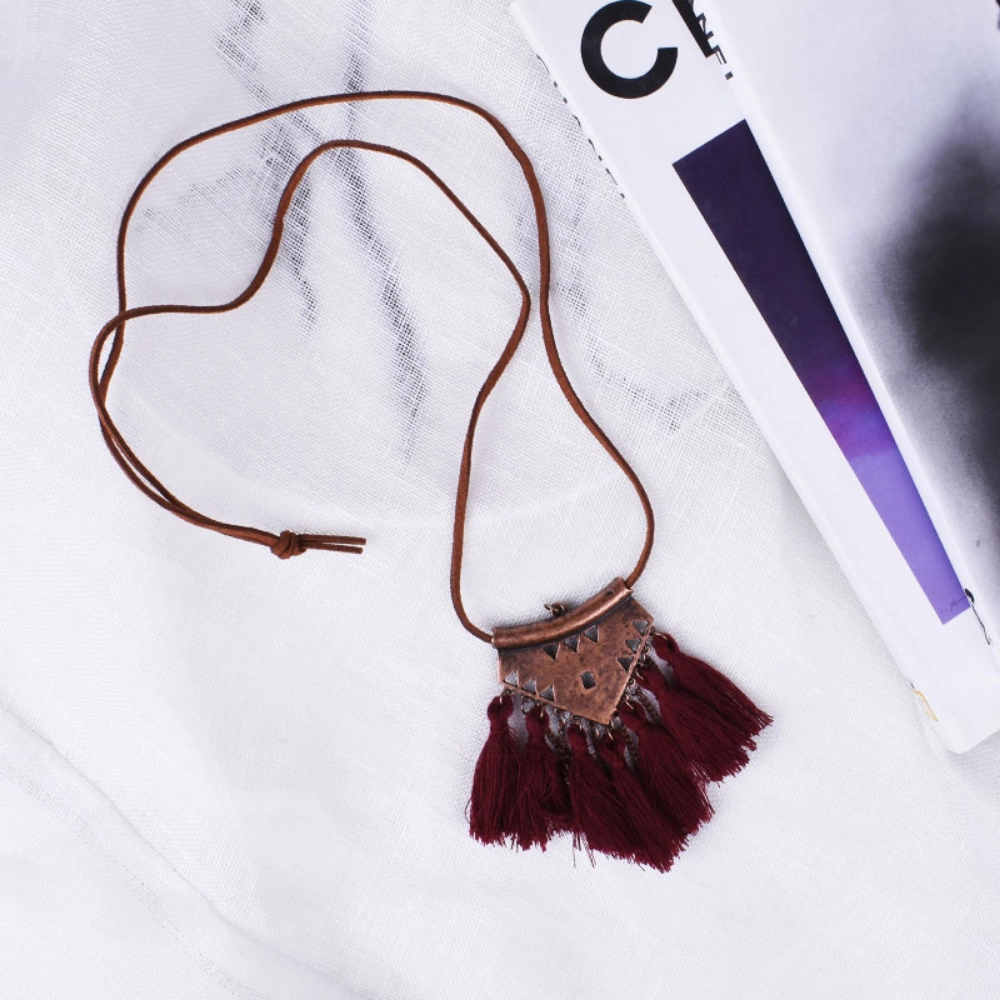 Picture of Light Necklace with Burgundy Karkousha 
