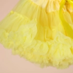 صورة تنورة صفراء مع حزام في الخصر بناتي