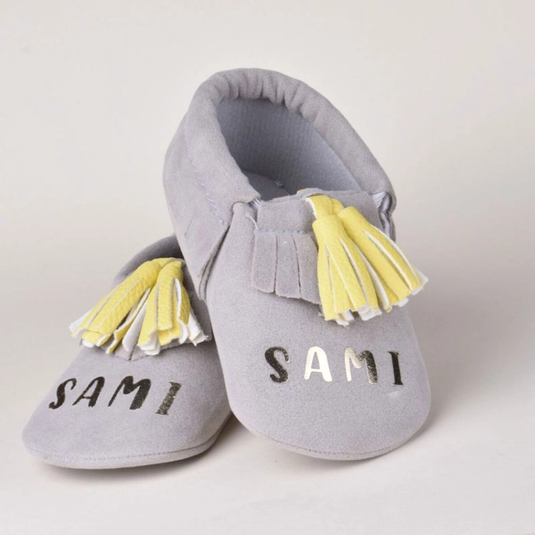 صورة حذاء رمادي مع كركوشة صفراء للأطفال (مع طباعة الاسم)