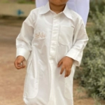 صورة دشداشة مع قولة كويتية قديمة للأولاد (مع امكانية تطريز الاسم)