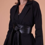 صورة قميص أسود مع حزام للنساء