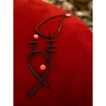 صورة قلادة سوداء وحمراء من لولوة الخطاف