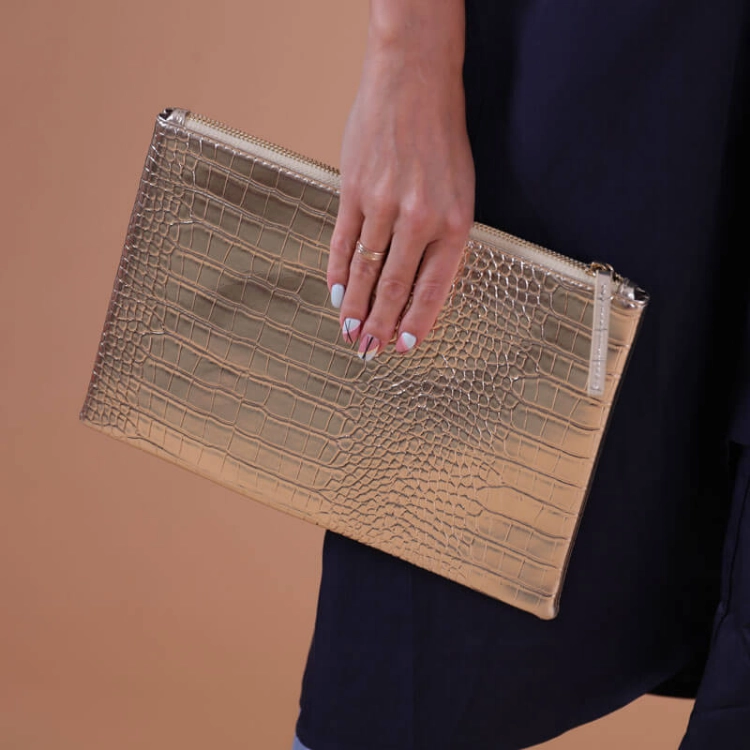 صورة حقيبة يد ذهبية للنساء