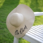 صورة قبعة بيج للصيف للنساء (مع تطريز الاسم)