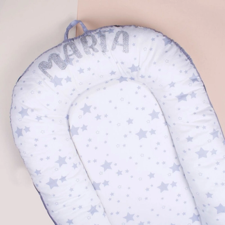 صورة سرير محمول أبيض مع نجوم رمادية للأطفال (مع طباعة الاسم)