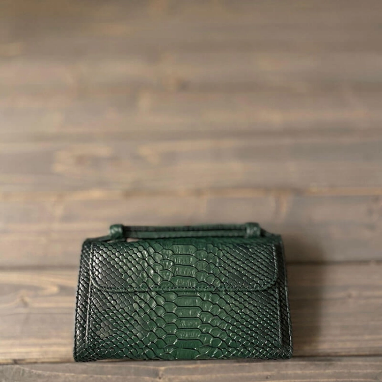 صورة حقيبة مخلب الأخضر الغامق جلد التمساح من لولوه الخطاف
