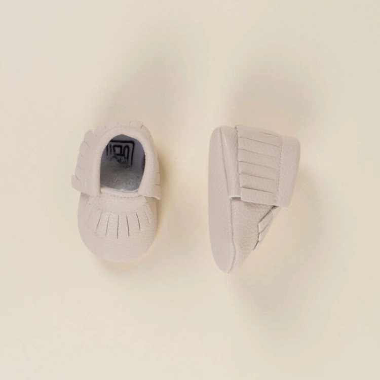 صورة حذاء جلد ناعم بيج للأطفال (مع طباعة الاسم)