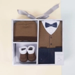صورة صندوق هدايا للمواليد من ٤ قطع - بنى بيجاما بدلة رسمية