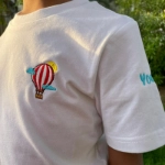 صورة تيشيرت بتصميم منطاد هوائي سلم فيت للأطفال (مع تطريز الإسم)