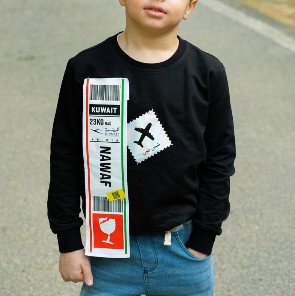 صورة بلوفر أسود للاطفال - تصميم علامة الأمتعة (مع طباعة الاسم)