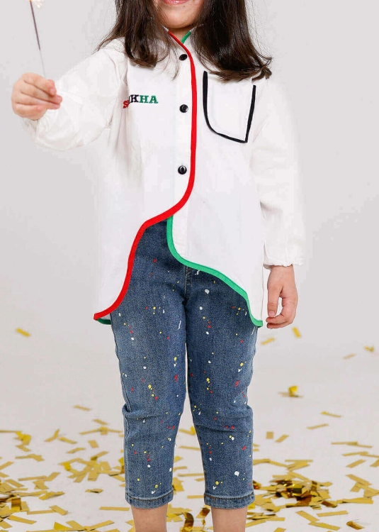صورة  قميص بناتي ابيض مع خط علم الكويت للعيد الوطني 2023 (مع إمكانية تطريز الإسم)