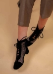 صورة حذاء بوت أسود للنساء