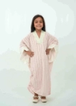 صورة كيمونو أبيض مع فستان الخط العربي الماروني لحديثي الولادة
